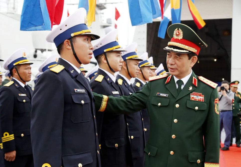 Đại tướng Phan Văn Giang động viên thủy thủ tàu 015 Hải quân nhân dân Việt Nam trước khi rời bến thực hiện nhiệm vụ. Ảnh: QCHQ