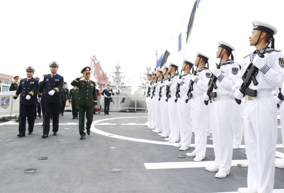 Đại tướng Phan Văn Giang duyệt đội danh dự trên tàu 568 của Hải quân Trung Quốc. Ảnh: QCHQ