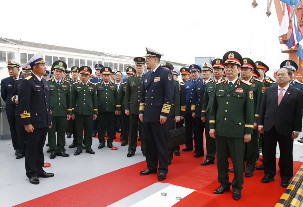 Đại tướng Phan Văn Giang và Thượng tướng Đổng Quân, cùng đoàn đại biểu hai nước tham quan tàu 015 Hải quân nhân dân Việt Nam. Ảnh: QCHQ