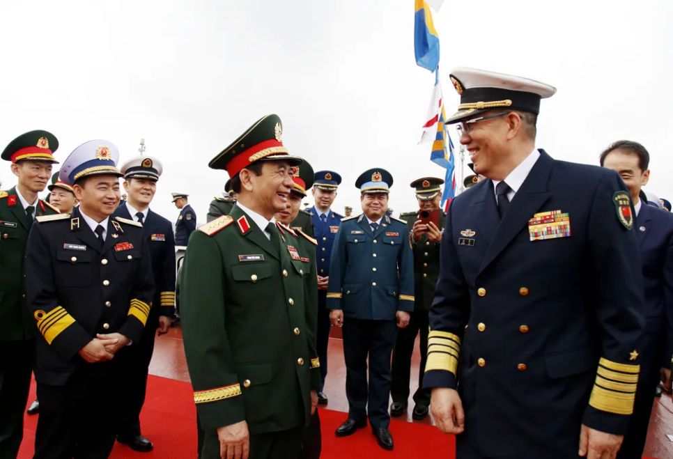 Hai Bộ trưởng trao đổi khi tham quan tàu 015 Hải quân nhân dân Việt Nam. Ảnh: QCHQ