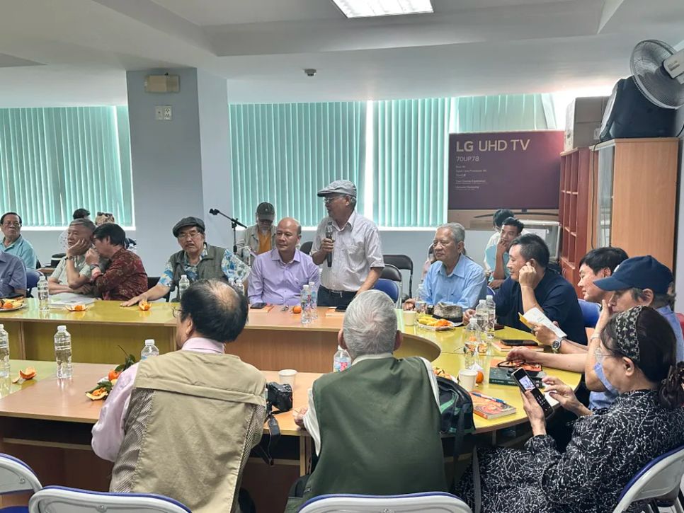 Đông đảo đồng nghiệp đã đến chia vui với nhà văn Nguyễn Thu Hà