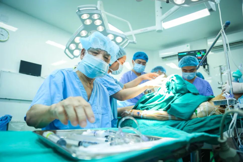 Các bác sĩ thực hiện ca ghép tạng cho người bệnh. Ảnh: BVCC