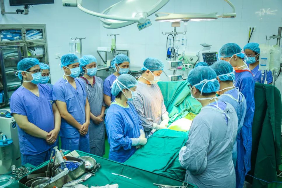 Các bác sĩ thực hiện nghi thức tri ân người chết não hiến tạng. Ảnh: BVCC