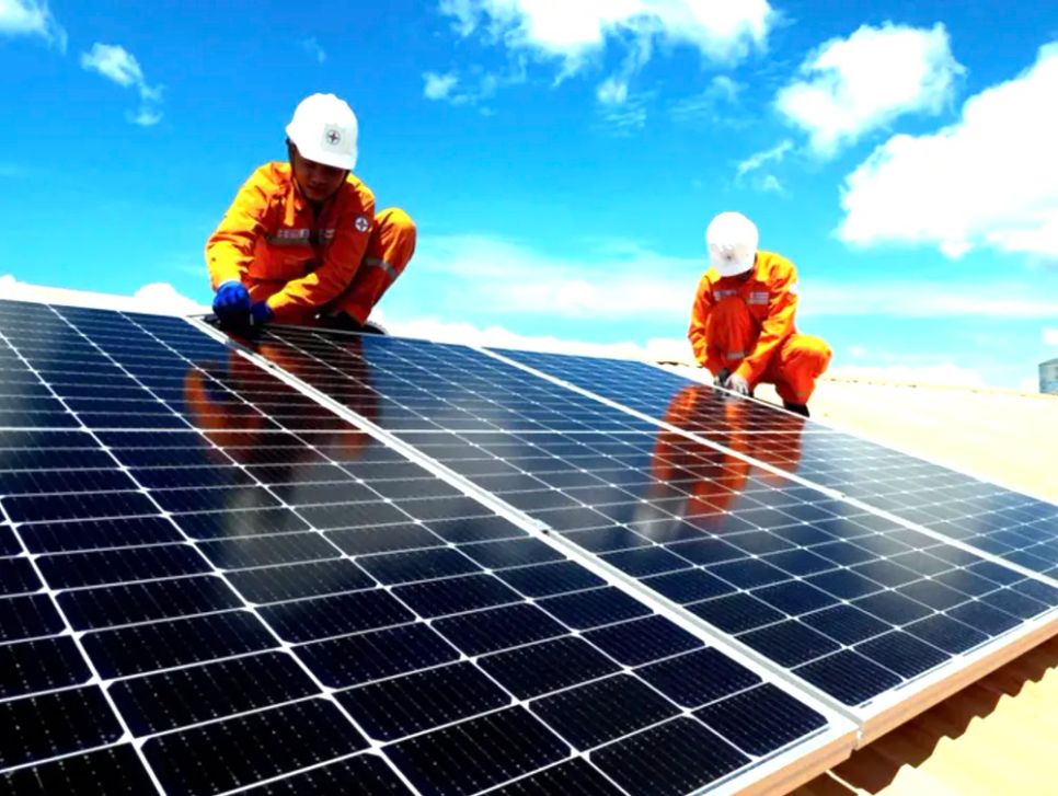 Công nhân của Tổng Công ty Điện lực TPHCM lắp đặt thống điện mặt trời mái nhà cho trường học trên địa bàn TPHCM