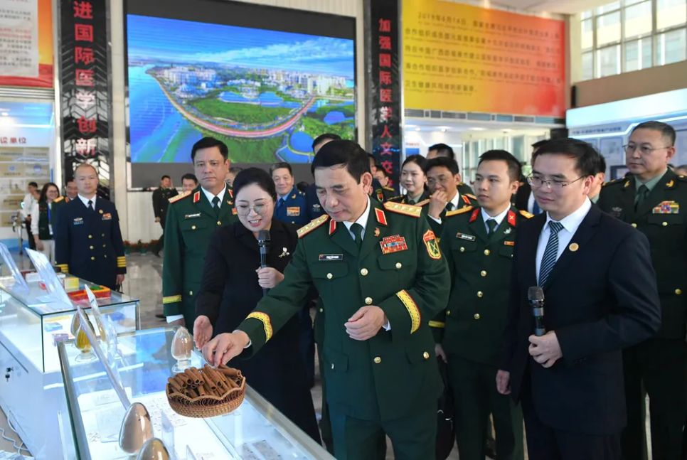 Đại tướng Phan Văn Giang tham quan thực tế ở khu thí điểm mở y học quốc tế Phòng Thành Cảng. Ảnh: BQP