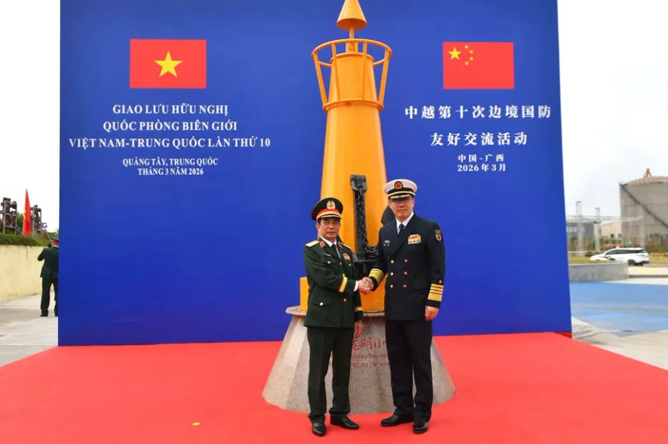 Hai Bộ trưởng chụp ảnh bên bia kỷ niệm. Ảnh: BQP