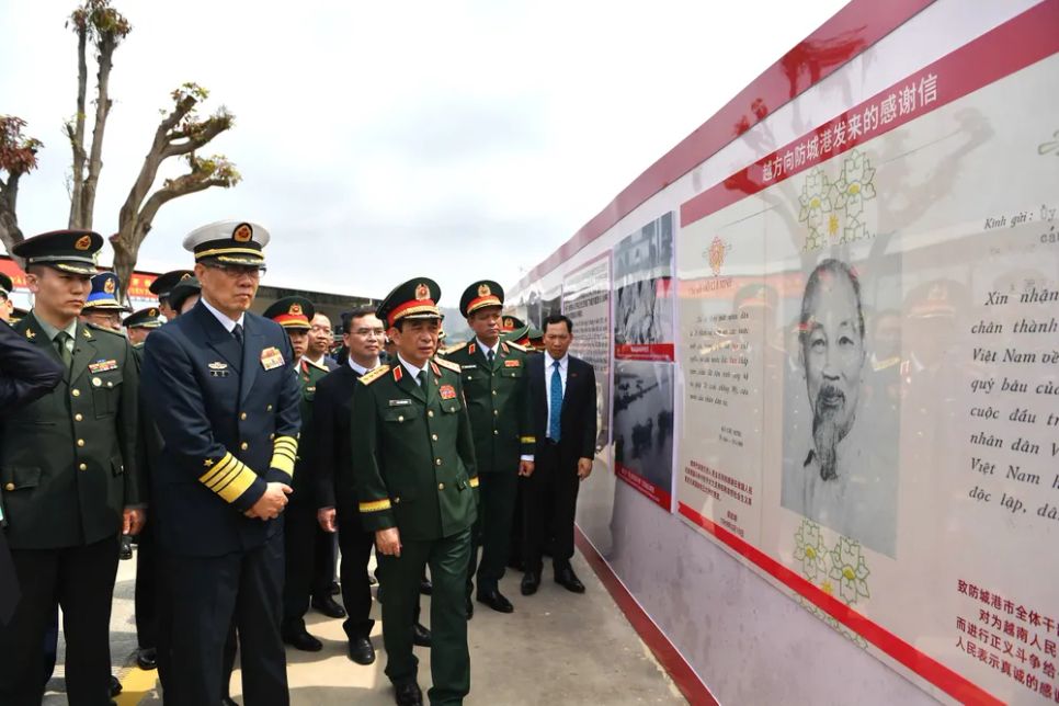 Hai Bộ trưởng tham quan bức tường trưng bày các nội dung liên quan đến 