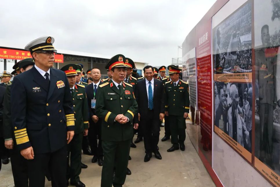 Hai Bộ trưởng tham quan bức tường trưng bày các nội dung liên quan đến 