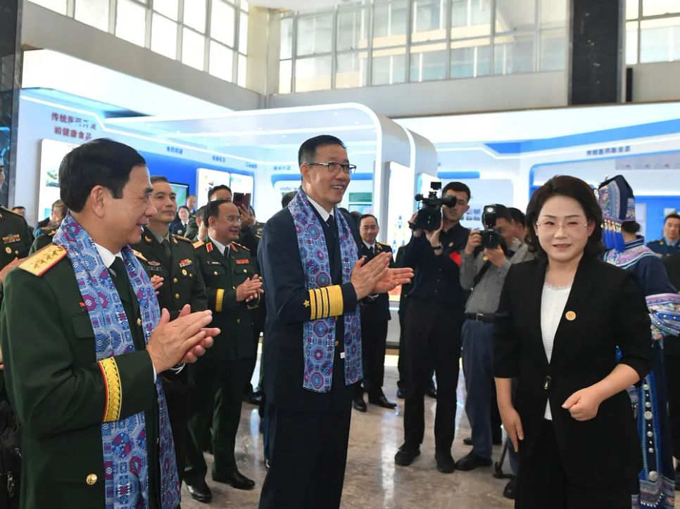 Hai Bộ trưởng tham quan khu thí điểm mở y học quốc tế Phòng Thành Cảng. Ảnh: BQP