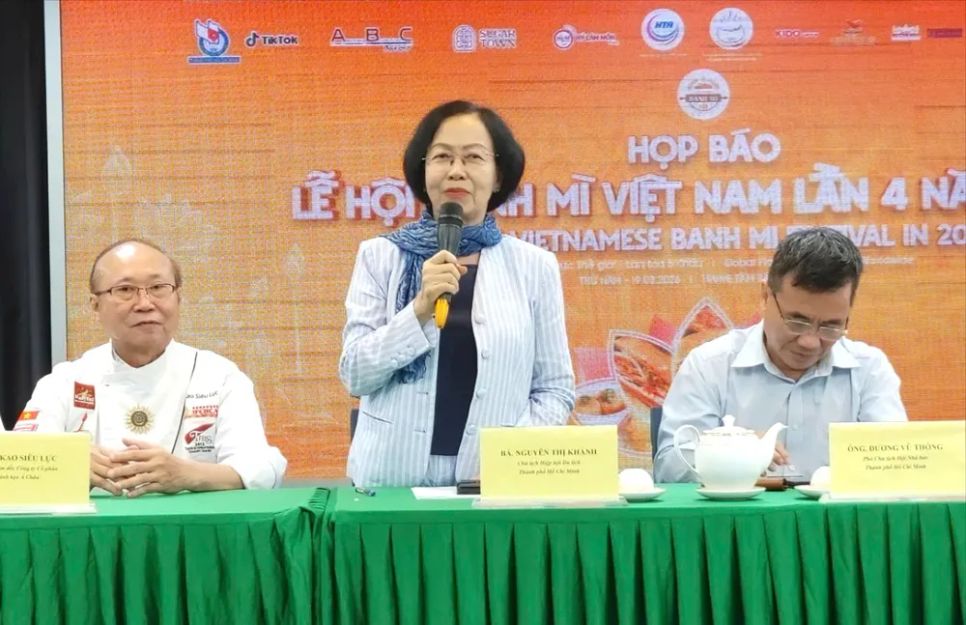 Bà Nguyễn Thị Khánh, Chủ tịch Hiệp hội Du lịch TPHCM trao đổi thông tin tại buổi họp báo, ngày 19-3