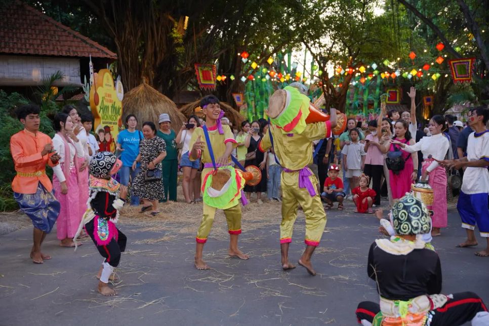 Du khách tham gia các hoạt động văn hóa tại Lễ hội Văn hóa Ẩm thực, Món ngon Saigontourist Group