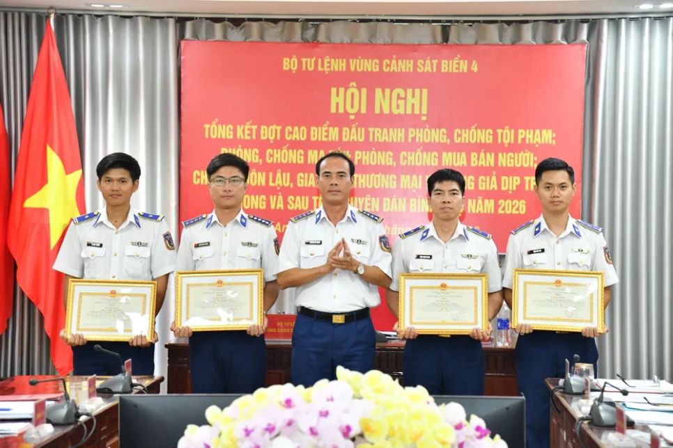 Đại tá Nguyễn Văn Tranh, Phó Tư lệnh Pháp luật, Bộ Tư lệnh Vùng Cảnh sát biển 4 trao Giấy khen cho các cá nhân có thành tích tốt trong đợt cao điểm