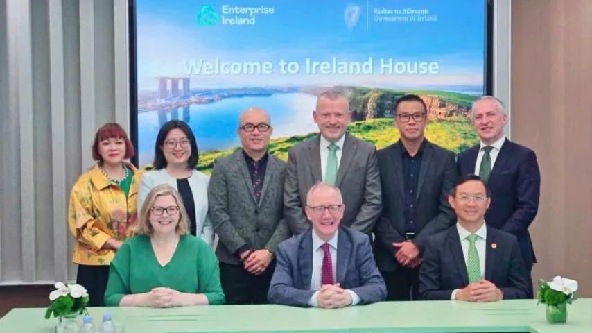 Các đại biểu tham dự sự kiện, trong đó Đại sứ Ireland tại Singapore Sarah McGrath (hàng đầu bên trái) và Đại sứ Đặc mệnh Toàn quyền Việt Nam tại Singapore Trần Phước Anh (hàng đầu bên phải)