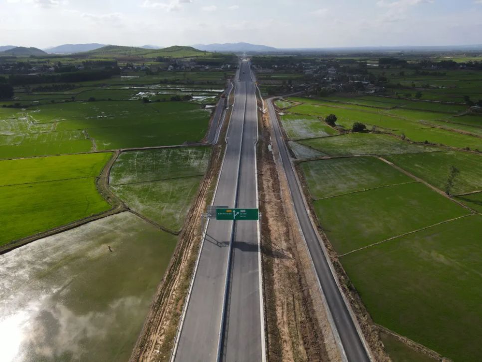 Dự án cao tốc Khánh Hòa - Buôn Ma Thuột nhìn từ trên cao Dự án cao tốc Khánh Hòa - Buôn Ma Thuột nhìn từ trên cao