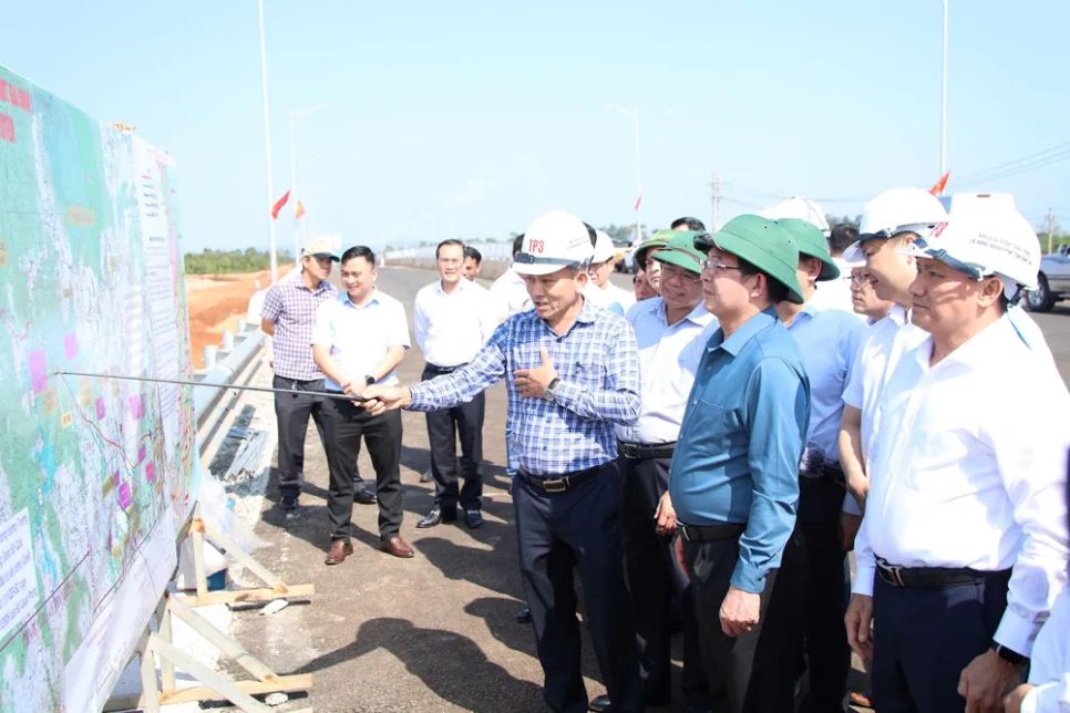 Phó Thủ tướng Hồ Quốc Dũng kiểm tra dự án cao tốc Khánh Hòa - Buôn Ma Thuột đoạn qua địa bàn tỉnh Đắk Lắk Phó Thủ tướng Hồ Quốc Dũng kiểm tra dự án cao tốc Khánh Hòa - Buôn Ma Thuột đoạn qua địa bàn tỉnh Đắk Lắk