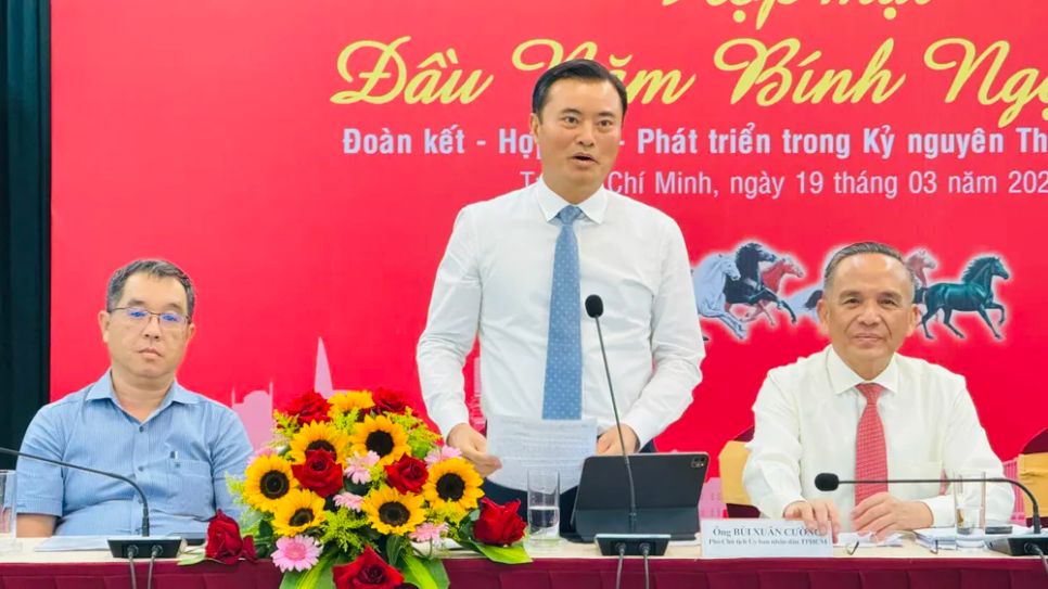 Phó Chủ tịch UBND TPHCM Bùi Xuân Cường phát biểu tại buổi họp mặt. Ảnh: THANH HIỀN