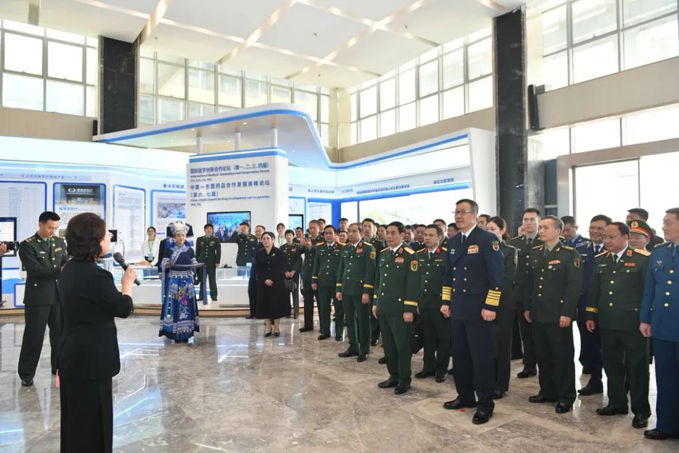 Hai Bộ trưởng cùng đoàn đại biểu hai nước đến tham quan khu thí điểm mở y học quốc tế Phòng Thành Cảng. Ảnh: BQP