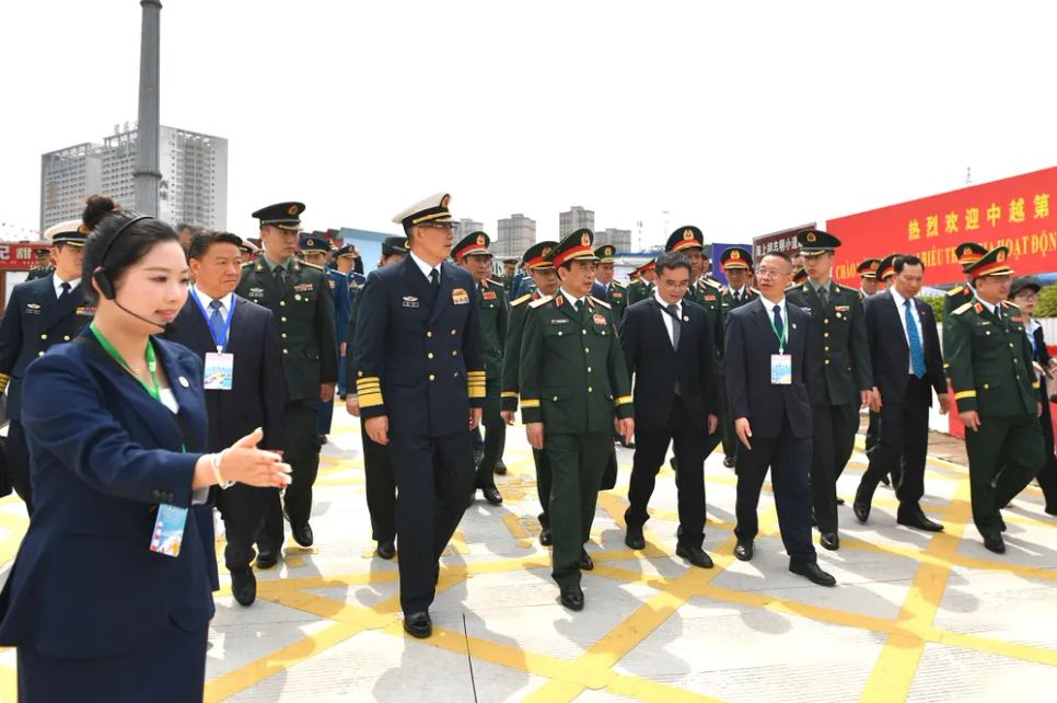 Hai Bộ trưởng đến tham quan bia kỷ niệm “Đường Hồ Chí Minh trên biển”. Ảnh: BQP