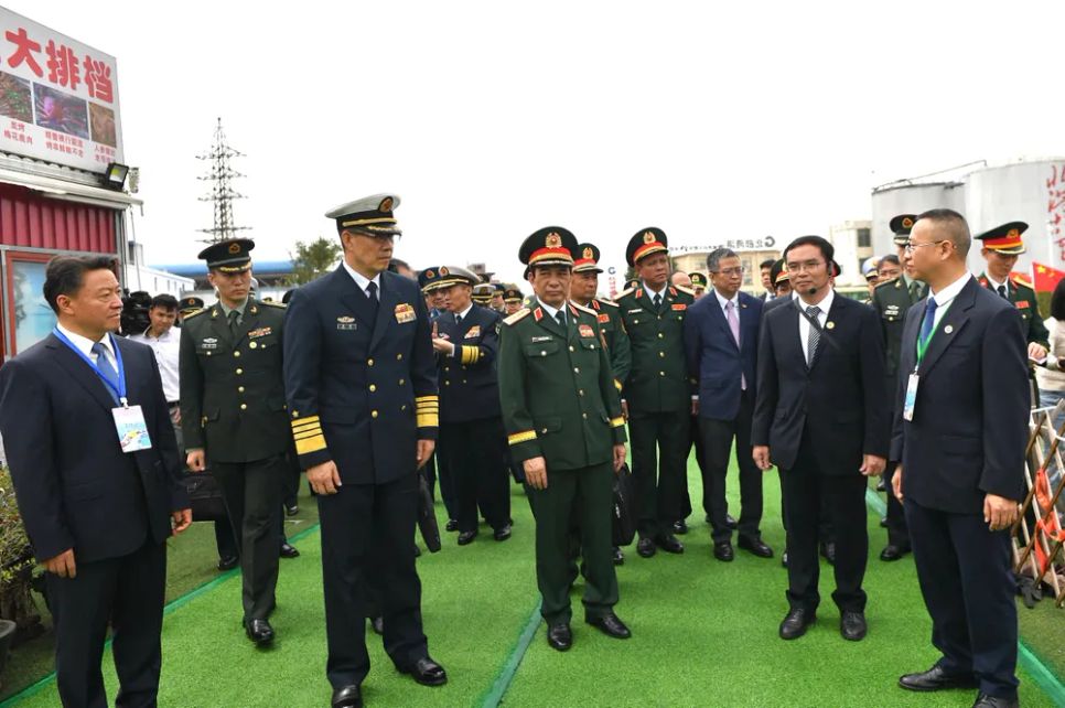 Hai Bộ trưởng tham quan bia kỷ niệm “Đường Hồ Chí Minh trên biển”. Ảnh: BQP