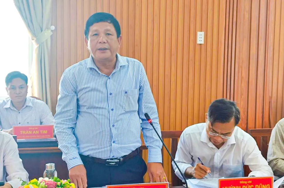 Đồng chí Dương Sà Kha báo cáo với đoàn kiểm tra, giám sát