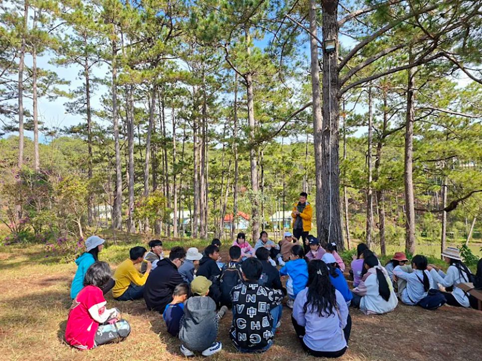 Một buổi trải nghiệm thực tế sáng tác trong rừng của các cây bút nhí đến từ Ô cửa sách