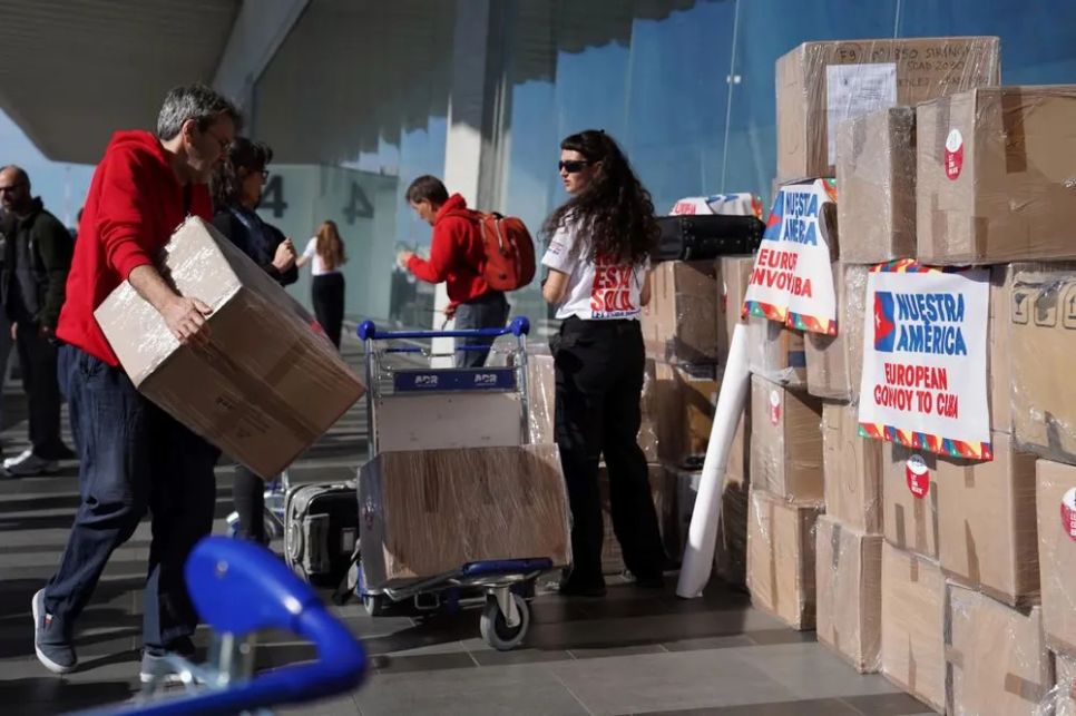 Tập kết lương thực và vật tư y tế tới Cuba theo sáng kiến Đoàn kết châu Âu tới Cuba (European Convoy to Cuba). Ảnh: Prensa Latina