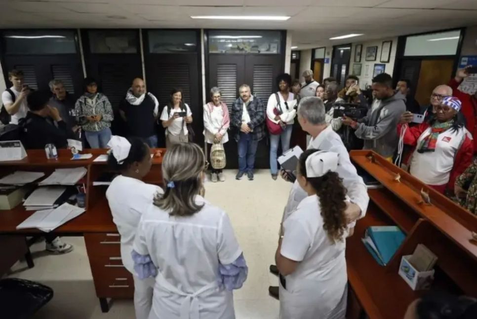 Theo tổ chức Progressive International, phái đoàn đầu tiên này đã đến thăm một bệnh viện ở Havana thể hiện tinh thần đoàn kết chống lại lệnh cấm vận dầu mỏ của Mỹ. Ảnh: Ernesto Mastracusa/EPA