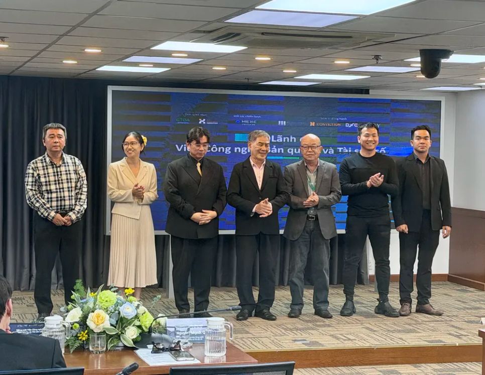 Ông Nguyễn Mạnh Quý, Viện trưởng CTDA (ở giữa) cùng Ban điều hành ra mắt tại sự kiện.