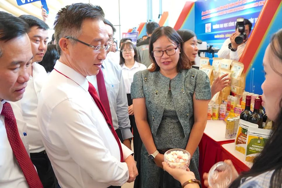 Đại biểu tham quan không gian trưng bày sản phẩm nghiên cứu khoa học, y - vi sinh. ẢNH QUANG HUY