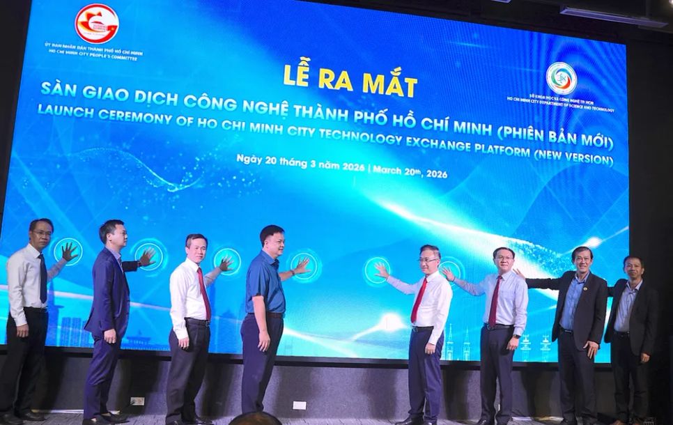 Đồng chí Đặng Minh Thông (thứ 4 từ phải vào) cùng các đại biểu nhấn nút chính thức vận hành Sàn Giao dịch Công nghệ TPHCM phiên bản mới. ẢNH QUANG HUY