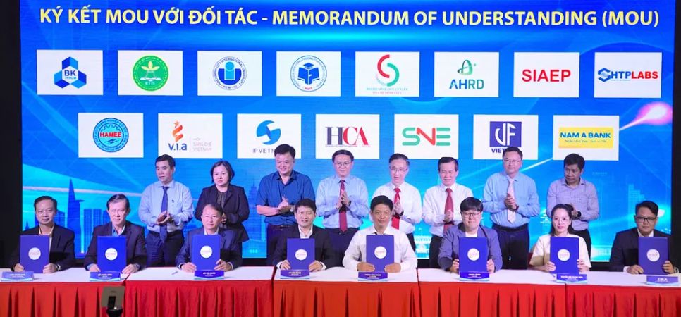 <p> Nghi thức ký kết biên bản ghi nhớ hợp tác giữa sàn với các đối tác. ẢNH QUANG HUY </p>