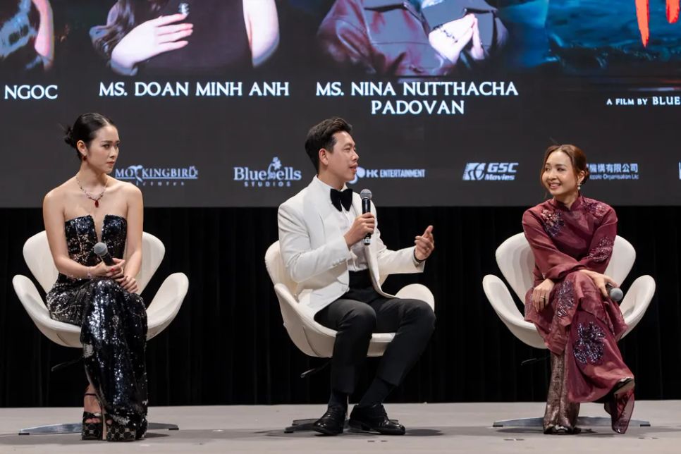 <i>Đạo diễn Đỗ Quốc Trung (áo trắng) hào hứng chia sẻ các thông tin về bộ phim. Ảnh: CJHK</i>