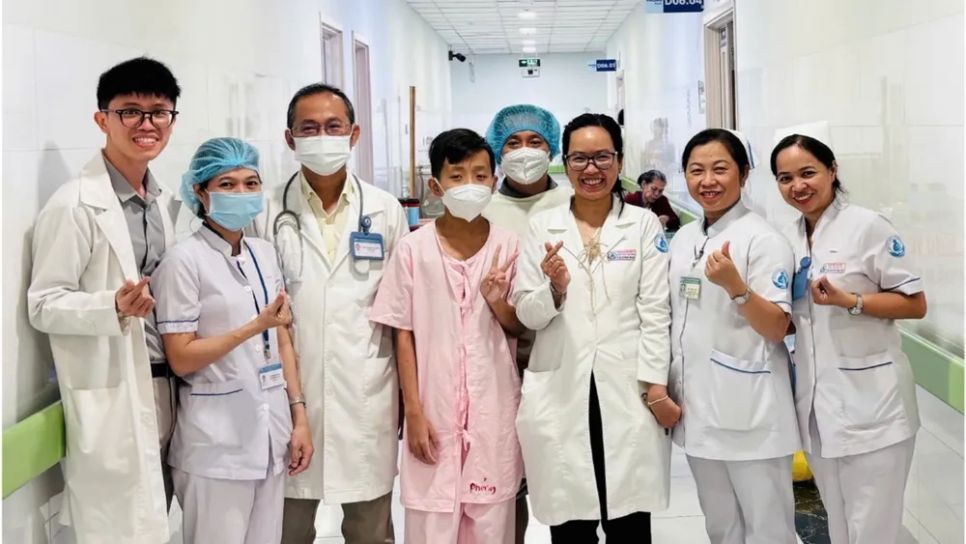 Bệnh nhi K.T.P. (14 tuổi, áo hồng) hồi phục sau ca ghép thận từ mẹ ruột.