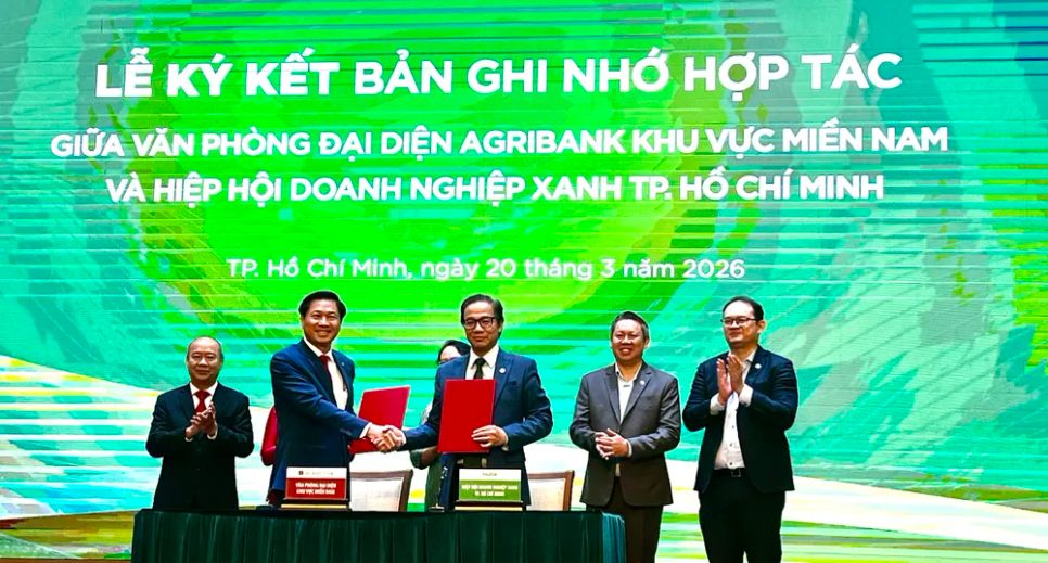 Đại diện Ngân hàng Nông nghiệp và Phát triển Nông thôn (Agribank) ký cam kết hỗ trợ vốn cho doanh nghiệp xanh trên địa bàn TPHCM. Ảnh: MINH XUÂN
