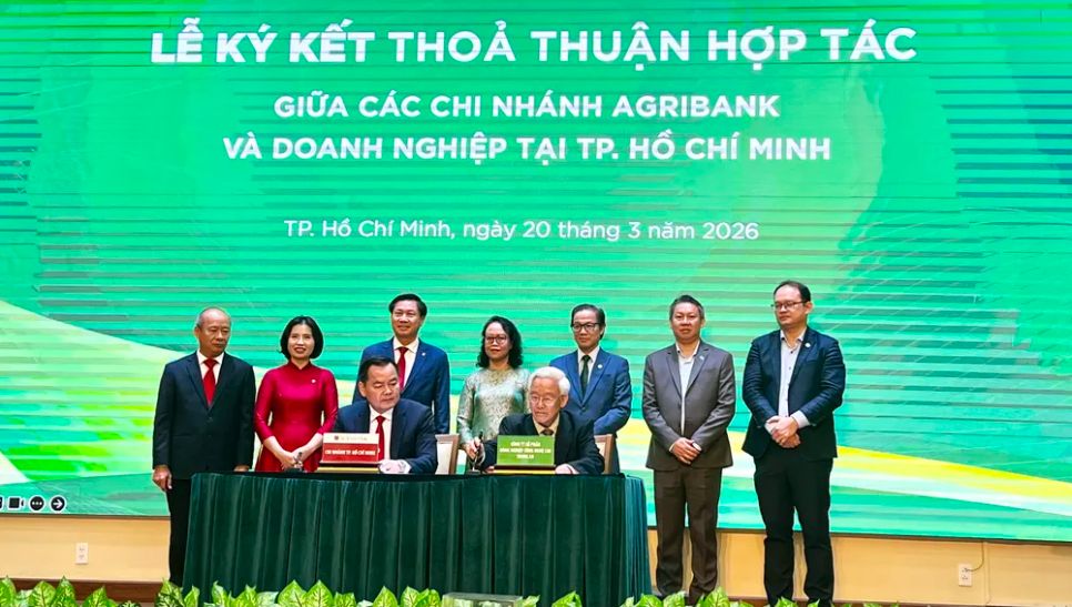 Đại diện Ngân hàng Nông nghiệp và Phát triển Nông thôn (Agribank) ký kết hỗ trợ vốn cho Công ty Cổ phần Nông nghiệp Công nghệ cao Trung An 453 tỷ đồng. Ản: MINH XUÂN