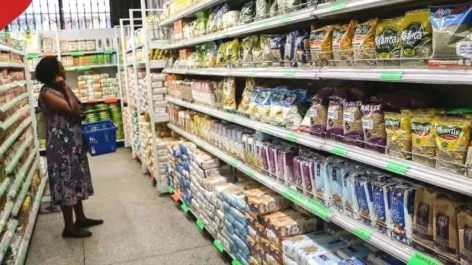 Người dân Kenya đắn đo khi mua sắm do giá cả tăng. Ảnh: HANDOUT