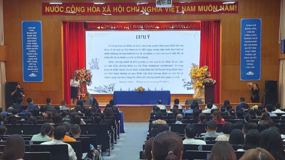 Bà Nguyễn Thị Thu Hà, công chức Thuế TPHCM, trình bày các điểm cần lưu ý khi quyết toán thuế TNCN năm 2025. Ảnh: M.HOA