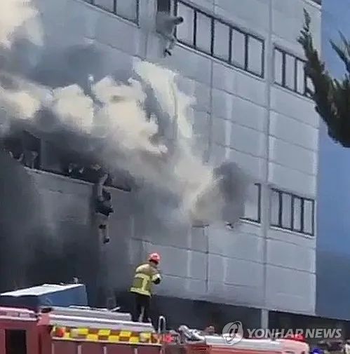 Lính cứu hỏa tại hiện trường. Ảnh: YONHAP