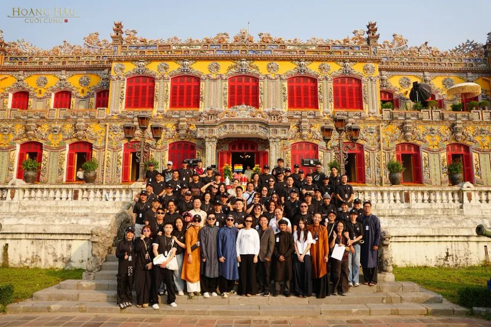 <i>Đoàn phim Hoàng hậu cuối cùng tại sự kiện cúng khai máy. Ảnh: ĐPCC</i>