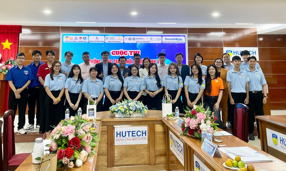 Ban tổ chức cuộc thi chụp hình lưu niệm cùng các em sinh viên tham dự giải. Ảnh: Thy Huyền