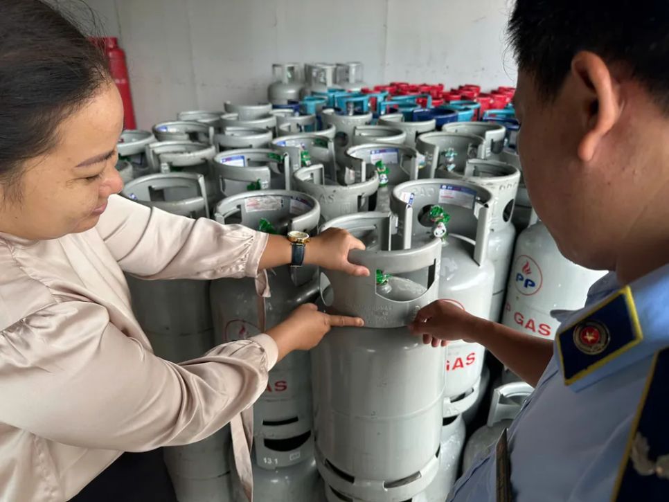 Cán bộ quản lý thị trường kiểm tra chuyên ngành tại một cơ sở kinh doanh gas trên địa bàn TPHCM