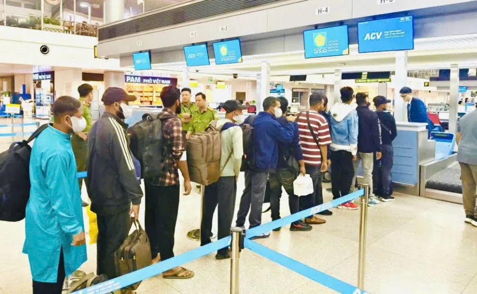 Các công dân nước ngoài bị trục xuất