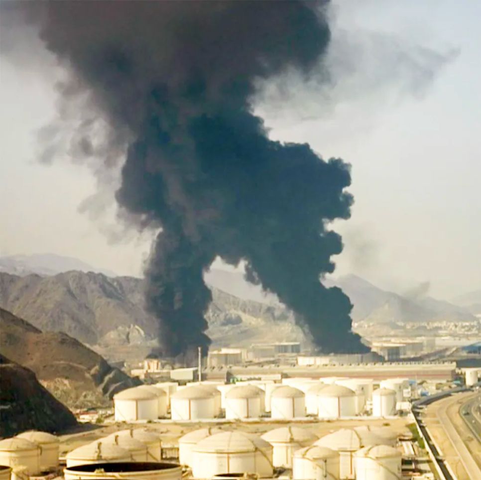 Nhà máy lọc dầu Mina Al-Ahmadi của Kuwait bốc cháy sau khi bị tấn công (ẢNH: NEWS OF BAHRAIN)