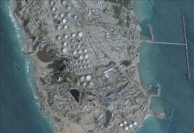 (Hình ảnh từ vệ tinh) Quang cảnh đảo Kharg của Iran, ngày 25-2. Ảnh: TTXVN (Hình ảnh từ vệ tinh) Quang cảnh đảo Kharg của Iran, ngày 25-2. Ảnh: TTXVN