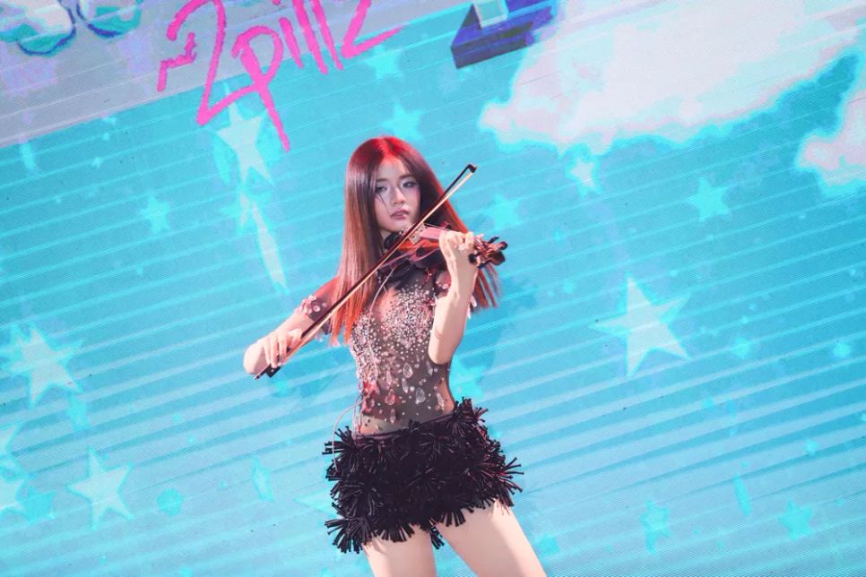 Izara Thiên Nga có thể sử dụng nhiều loại nhạc cụ như violin, piano, guitar, trống, guitar điện, saxophone… và thông thạo tiếng Anh, tiếng Pháp và tiếng Trung Izara Thiên Nga có thể sử dụng nhiều loại nhạc cụ như violin, piano, guitar, trống, guitar điện, saxophone… và thông thạo tiếng Anh, tiếng Pháp và tiếng Trung