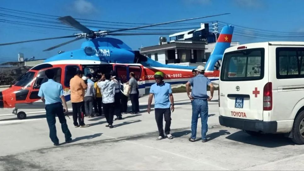 Nhiều trường hợp người dân đặc khu Phú Quý phải thuê trực thăng với giá đắt đỏ để đưa người bệnh vào đất liền cấp cứu Nhiều trường hợp người dân đặc khu Phú Quý phải thuê trực thăng với giá đắt đỏ để đưa người bệnh vào đất liền cấp cứu