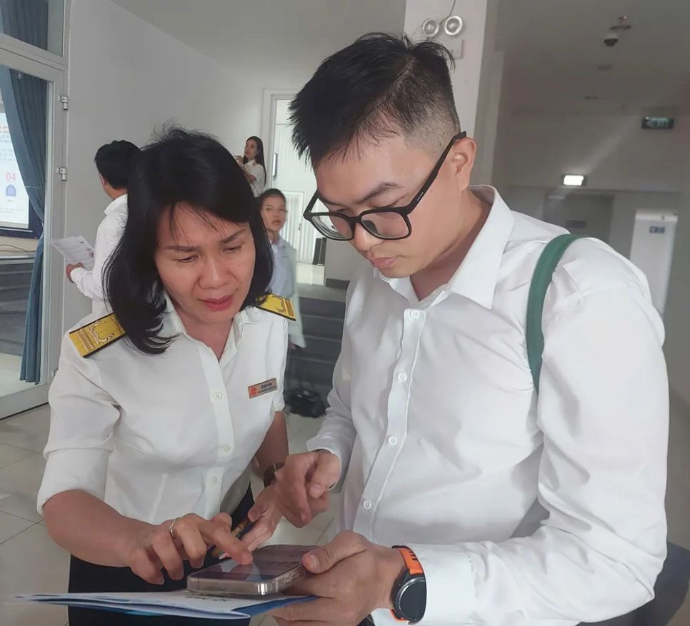 Lãnh đạo Thuế cơ sở 13 TPHCM hướng dẫn hộ kinh doanh kê khai thuế theo quy định mới (ẢNH: MAI HOA) Lãnh đạo Thuế cơ sở 13 TPHCM hướng dẫn hộ kinh doanh kê khai thuế theo quy định mới (ẢNH: MAI HOA)