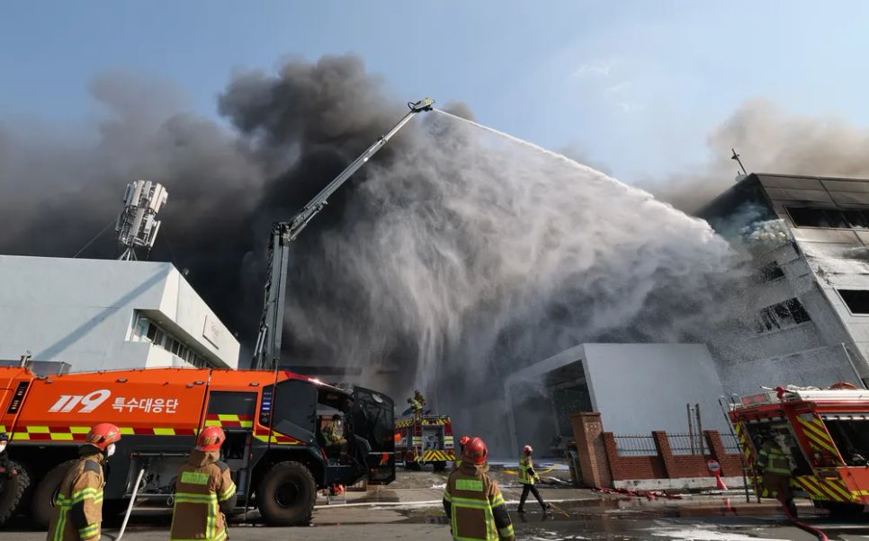 Lực lượng cứu hỏa nỗ lực dập tắt đám cháy. Ảnh: NEWS1 Lực lượng cứu hỏa nỗ lực dập tắt đám cháy. Ảnh: NEWS1