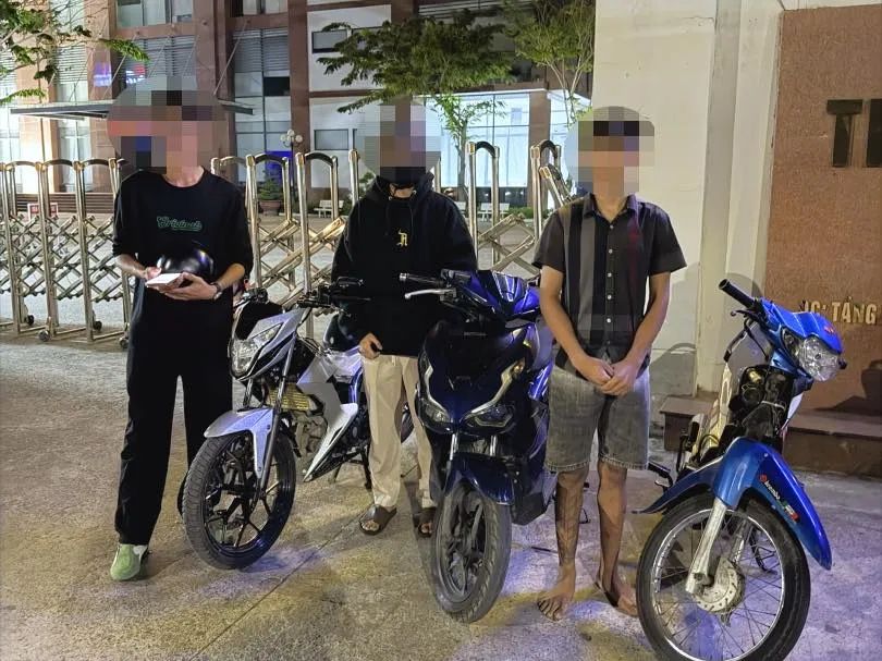 Các đối tượng lái xe phóng nhanh, lạng lách trên địa bàn phường Trấn Biên Các đối tượng lái xe phóng nhanh, lạng lách trên địa bàn phường Trấn Biên