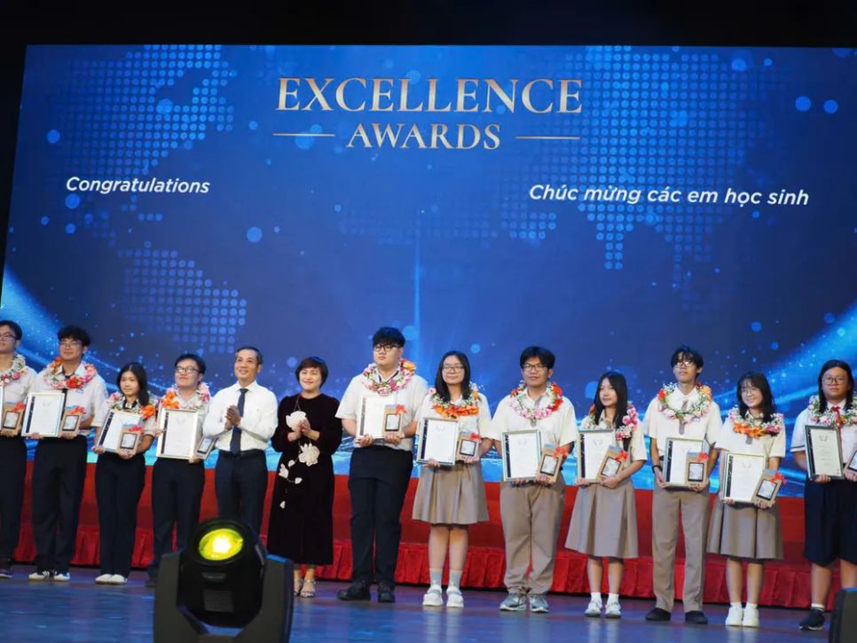 Excellence Awards - giải thưởng được trao cho những học sinh đạt thành tích học tập xuất sắc toàn diện ở cả ba môn tiếng Anh, Toán và Khoa học trong kỳ thi Pearson Edexcel. Excellence Awards - giải thưởng được trao cho những học sinh đạt thành tích học tập xuất sắc toàn diện ở cả ba môn tiếng Anh, Toán và Khoa học trong kỳ thi Pearson Edexcel.